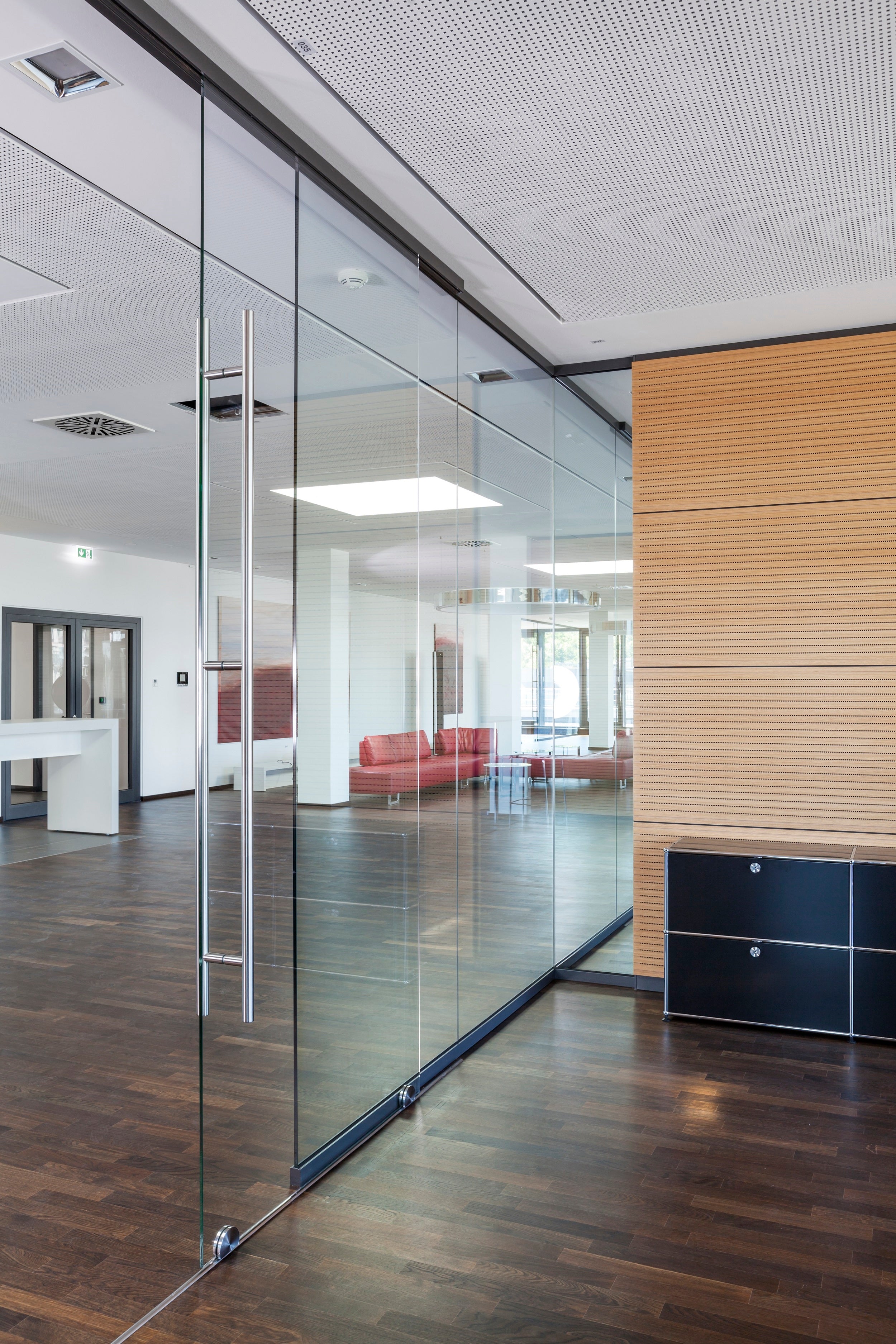 Base bottom roller system Belans installed at a glass door