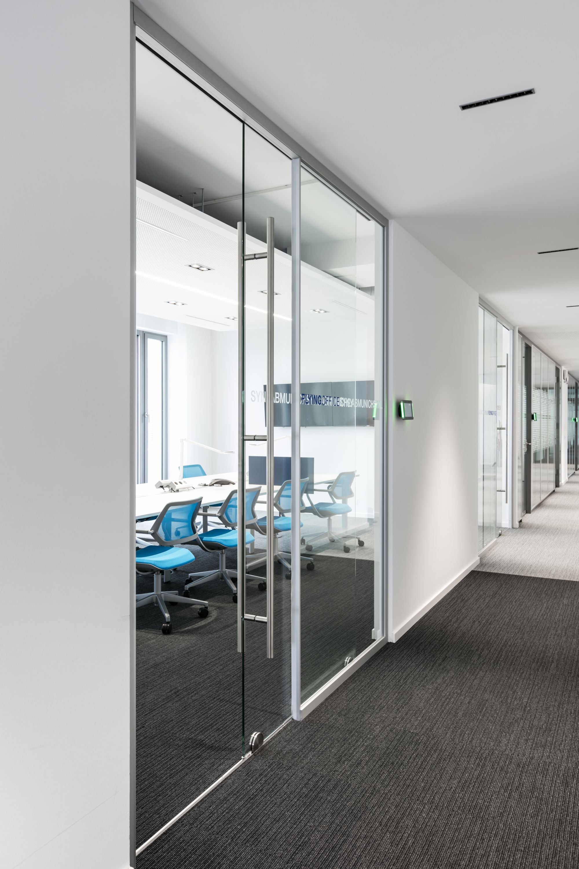 Base bottom roller system Belans in conference room