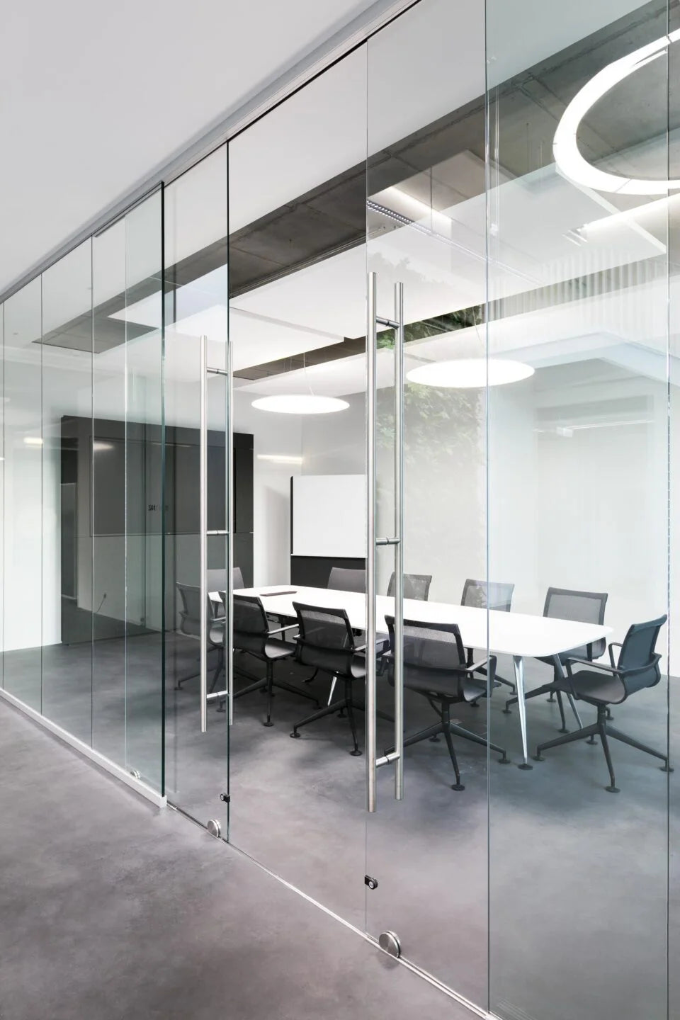Base bottom roller system Belans for conference rooms with glass doors